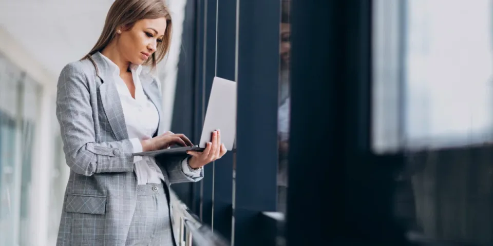 Jak wybrać platformę do sklepu internetowego: Shopify vs WooCommerce vs PrestaShop — porównanie kosztów, funkcji i czasu wdrożenia, z checklistą dla każdej branży